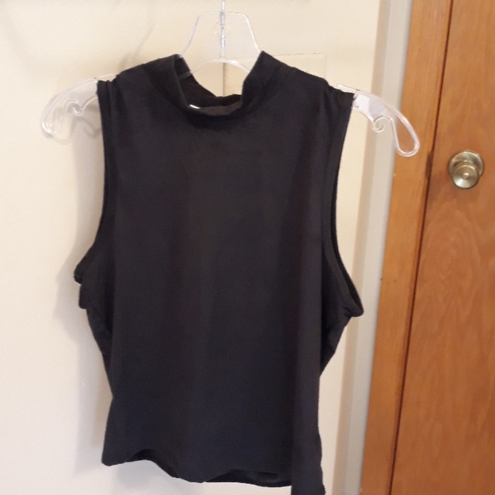 Mock t-neck sleeveless crop top